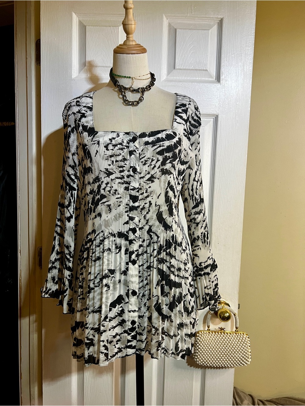 Serenade Wms Black White Grey Sheer Abstract Pleated Ruffle Babydoll Boho Top 3X